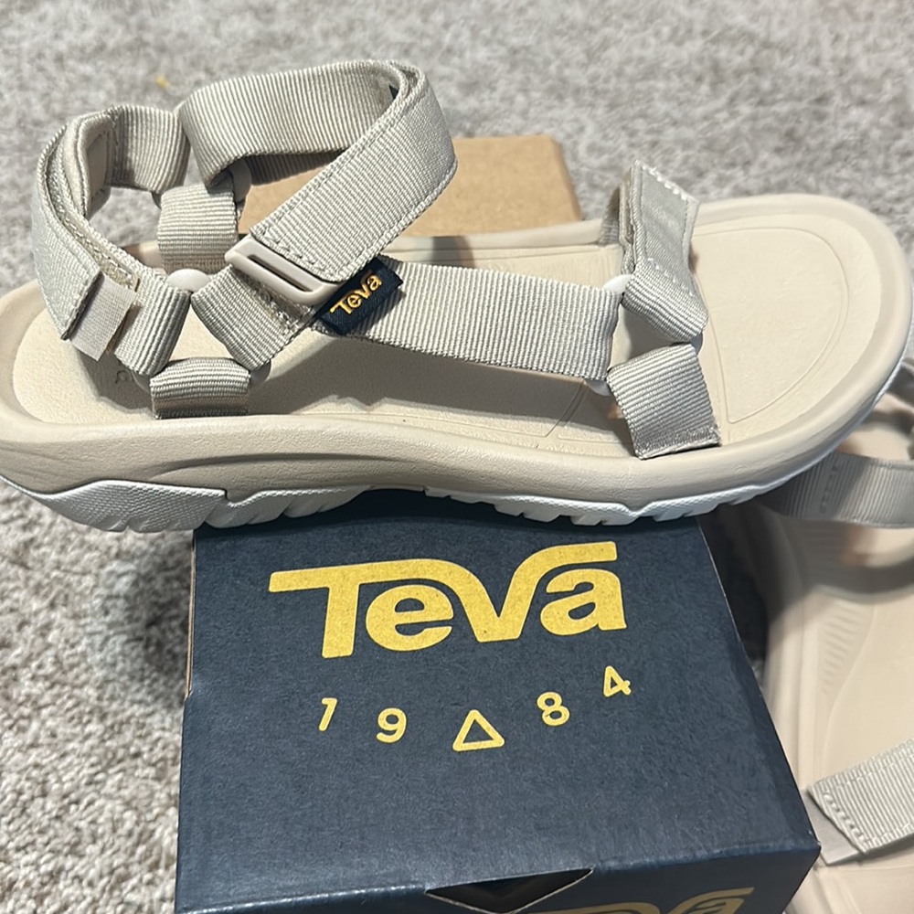 NEW IN BOX Teva W Hurricane XLT2